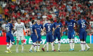 Los jugadores del Chelsea abatidos tras caer derrotados en la tanda de penaltis.