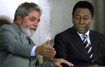 (FILES) In this file photo taken on February 18, 2008 Brazil's president Luiz Inacio Lula da Silva (L) talks with Brazilian soccer legend Edson Arantes do Nascimento, known as Pele,