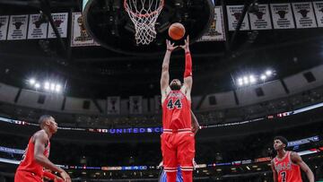 THM02. CHICAGO (IL, EE.UU.), 20/12/2017.- El defensa Nikola Mirotic (c) de Chicago Bulls hace un tiro ante sus compañeros de equipo Kris Dunn (i) y Justin Holiday (d) hoy, miércoles 20 de diciembre de 2017, durante un juego de la NBA entre Orlando Magic y Chicago Bulls en United Center en Chicago (EE.UU.). EFE/TANNEN MAURY