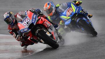 Andrea Dovizioso por delante de Alex Rins.