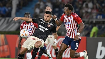 Universitario's Chilean midfielder Rodrigo Ure�a (L) and Junior's midfielder Didier Moreno fight for the ball during the Copa Libertadores group stage first leg football match between Colombia's Junior and Peru's Universitario at the Metropolitano Roberto Melendez Stadium in Barranquilla, Colombia, on April 9, 2024. (Photo by Luis ACOSTA / AFP)