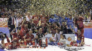 Los jugadores de El Pozo Murcia celebran la victoria con la copa tras ganar al Palma Futsal por 3-2 en la Final de la Copa del Rey de F&uacute;tbol Sala que estos dos equipos han jugado hoy en el Palacio de los Deportes de Sevilla.