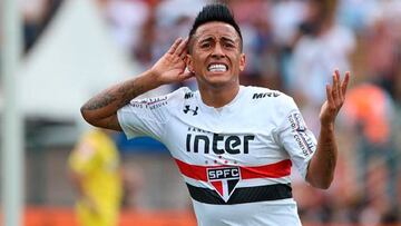 Christian Cueva celebra el gol anotado con Sao Paulo ante Santos.