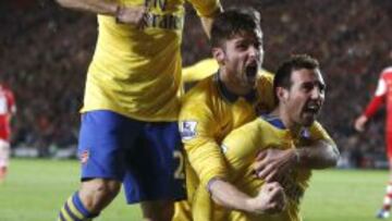 Flamini celebra un gol de Cazorla.