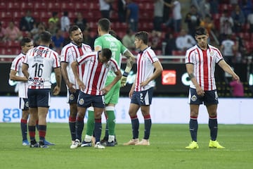 El 'Rebaño Sagrado' volvió a caer, ahora 1-2 frente a Morelia en el Estadio Akron. La situación es alarmante: 16 puntos y la posición 12° no parecen suficiente acorde a la grandeza del equipo, pero sí conforme a su actualidad institucional. La última victoria del equipo comandado por José Saturino Cardozo fue ante Monterrey el 15 de septiembre. Desde entonces, empates y derrotas que lo han apeado de la zona de Liguilla. ¿Lo peor? Aún falta el Mundial de Clubes y la eliminación obraría en su contra, pues llegarían al torneo con casi un mes de inactividad.