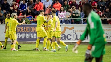 Los jugadores del Depor celebran uno de sus goles en la victoria en Teruel.
