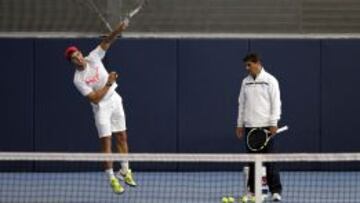 BIENVENIDOS A LA MÁQUINA. En el módulo de Manacor, y sin vendajes a la vista, Toni Nadal ajusta la máquina llamada Rafael Nadal.
