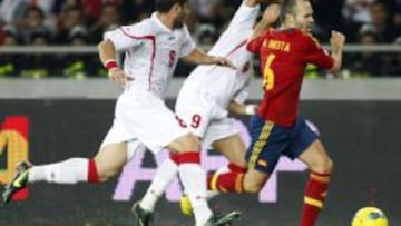 Iniesta conduce el bal&oacute;n ante Georgia.