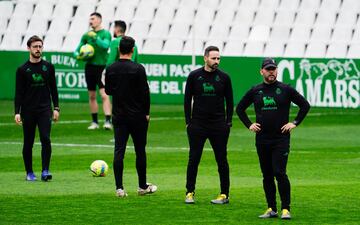 José Alberto, entrenador del Racing, con su cuerpo técnico en El Sardinero.