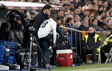 El jugador del Real Madrid Vinicius recibe órdenes de Solari antes de entrar al campo por el lesionado Benzema. 