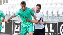 Mario Gila en dura pugna durante el encuentro ante el Burgos.