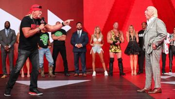 Hulk Hogan y Ric Flair charlan durante el episodio de Raw del 22 de junio de 2019.