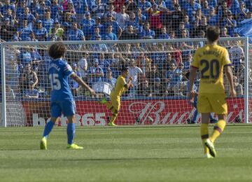 Es un pase -o patadón- de Ter Stegen casi desde su propia área que pasa por encima de la defensa y llega a Luis Suárez. El delantero corre, ve adelantado a Soria y define de primeras picándola sobre el portero. Es una barbaridad el pase de Ter Stegen, que