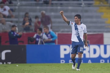 A pesar de que José Luis Sánchez Solá, entrenador del Puebla, vivió desde el palco el primer juego de su cuarta etapa con los camoteros, se equipo parece que se inyectó de ánimo y derrotó 1-2 al Atlas en suelo tapatío. Tabó y Alustiza le dieron la vuelta al tanto de Isijara.