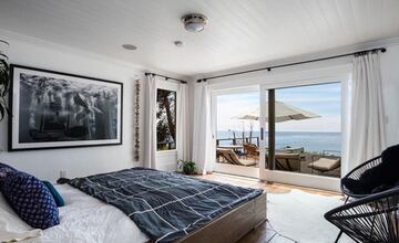 En una de las dos casas, hay una cama principal con una gigantesca terraza enfocada al hermoso océano Pacífico. Una habitación de lo más luminosa con salida al exterior y con un montón de tumbonas para tirarse a la bartola. Una casa que, más allá de motiv
