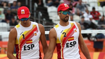 . Rio De Janeiro (Brazil), 10/08/2016.- Spain's Pablo Herrera Allepuz (L) and Adrian Gavira Collado (R) as they play Jacob Gibb and Casey Patterson of the US during their Rio 2016 Olympics Games men's Beach Volleyball match at the Beach Volleyball Arena on Copacabana Beach in Rio de Janeiro, Brazil, 10 August 2016. (Brasil, Voley playa, Voleibol) EFE/EPA/SRDJAN SUKI