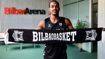 Renfroe, con una bufanda del Bilbao Basket.