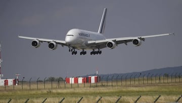 Un Airbus A380 de dos pisos perteneciente a Air France aterriza en el Aeropuerto Internacional Charles De Gaulle de Par&iacute;s en Roissy-en-France, Francia, el 26 de junio de 2020.