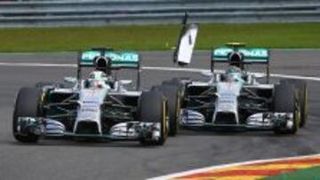 INCENDIO. Este toque de Rosberg a Hamilton en Spa deton&oacute; la bomba en el box de Mercedes.
 
