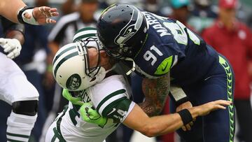 Cassius Marsh de Seattle Seahawks siente un afecto irrefrenable por Ryan Fitzpatrick y lo demuestra en esta acción.
