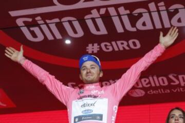 Gianluca Brambilla celebra la victoria de etapa y el nuevo liderato del Giro.