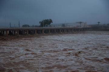 El río Magro se desbordó a su paso por los municipios valencianos de Carlet y de Algemesí como consecuencia esta riada se ha llevado por delante un puente en la localidad de Picanya y ha inundado el centro de la población de Chiva.