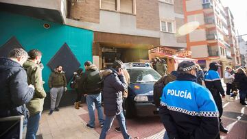 Efectivos policiales junto a la vivienda, que ha sido registrada, de los tres jugadores de la Arandina Club de F&uacute;tbol.