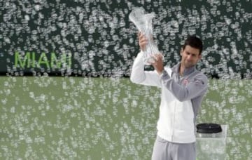 Novak Djokovic con el trofeo. 