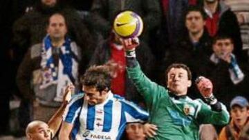 <b>LÍO EN EL ÁREA. </b>César, portero del Zaragoza, despeja con el puño ante la presión deportivista.