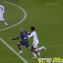 Mbappé, estrenando por todo lo alto su nuevo look de "taco de billar": roja, penalti y gol