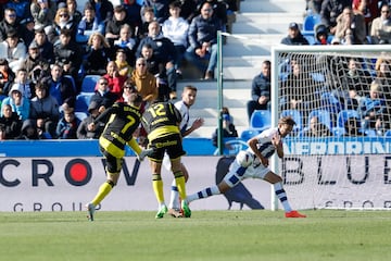 Sergio González, en el momento previo de que la pelota le impactara en la acción del penalti del 94'. 