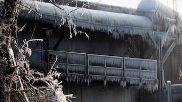 Water used by firefighters battling a blaze at Atlantic Coast Fibers recycling plant freezes, in Passaic, New Jersey, on January 30, 2021. - Firefighters braved intense cold overnight and into January 30 as they battled the massive inferno at the recyclin