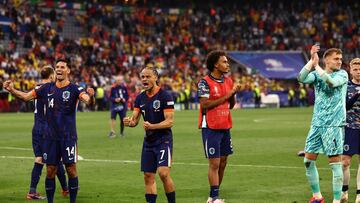 Munich (Germany), 02/07/2024.- Players of the Netherlands greet their supporters after winning the UEFA EURO 2024 Round of 16 soccer match between Romania and Netherlands, in Munich, Germany, 02 July 2024. (Alemania, Países Bajos; Holanda, Rumanía) EFE/EPA/ANNA SZILAGYI
