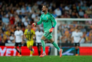 Cada jornada parece que ha llegado su techo, pero se supera. Clave en la remontada del Oviedo al detener un penalti a Danjuma.
