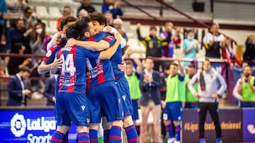 Los jugadores del Levante celebran la victoria en Paterna ante ElPozo.