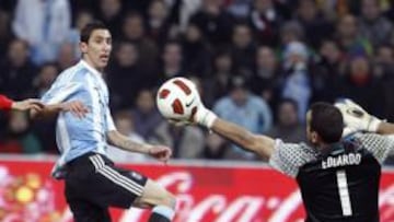 Di María adelantó a Argentina en el minuto 13 a pase de Messi