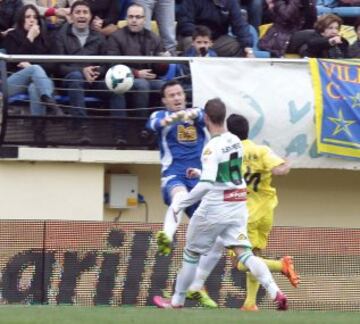 El delantero del Villarreal Jonathan Pereira marca el gol del 1-1 ante el Elche, durante el partido de la trigésima primera jornada de liga de Primera División disputado esta tarde en el estadio de El Madrigal.