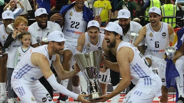 Real Madrid's players celebrate with the trophy with some family members after winning the Euroleague basketball final four final match between Olympiacos Piraeus and Real Madrid in Kaunas, on May 21, 2023. (Photo by Petras Malukas / AFP)