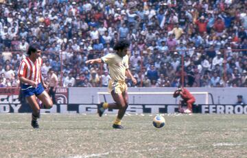 Debutó el 3 de octubre de 1974, en la Copa México contra el Ciudad Madero. Jugó 50 Clásicos Nacionales contra Chivas, el que más encuentros de este tipo tiene con los de Coapa.