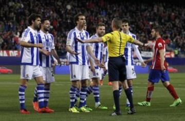 Los jugadores de la Real Sociedad protestan a Hernández Hernández tras pitar penalti. 




 