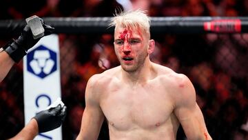 Dan Hooker venció en UFC 290 ¡con la muñeca y el pómulo fracturados!