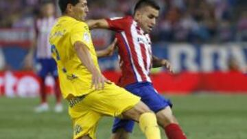 Ángel Correa disputa un balón con Alcaraz, jugador de Las Palmas, en su debut con el Atlético el pasado fin de semana.