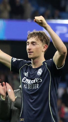 Soccer Football - UEFA Champions League - Round 16 - Second Leg - Manchester City v Real Madrid - Etihad Stadium, Manchester, Britain - March 17, 2026 Real Madrid's Vinicius Junior and Dean Huijsen celebrate after the match REUTERS/Scott Heppell