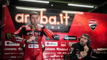 Álvaro Bautista, en el box del Aruba Racing.