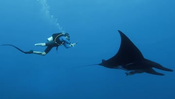 Mike Coots con una mantarraya gigante