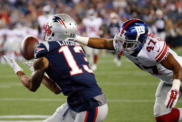 Valentino Blake (47), de los New York Giants defiende ante Devin Lucien (13), de los New England Patriots.