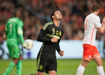 Jugó su primer partido como internacional absoluto del equipo nacional en un partido amistoso en Ámsterdam contra la selección de Países Bajos.