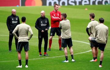 Soccer Football - Champions League - Ajax Amsterdam Training - Tottenham Hotspur Stadium, London, Britain - April 29, 2019 Ajax coach Erik ten Hag with Klaas-Jan Huntelaar and their players during training