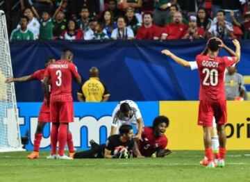 El colegiado Mark Geiger, decretó penalti por una supuesta mano de Torres, lo que enfado de los panameños, que amenazaron incluso con retirarse del campo