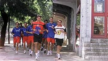 <b>DE CARRERAS POR LA AVENIDA DE LA ALBUFERA</b>. El Rayo se entrenó ayer en el gimnasio Mabuni, que está a unos 800 metros del Teresa Rivero, y los jugadores realizaron tanto el trayecto de ida como el de vuelta haciendo carrera continua. Fernando Vázquez encabezó el grupo.